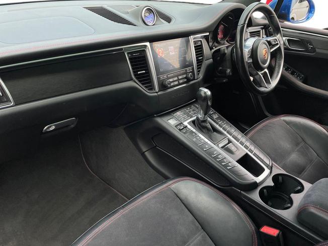 PORSCHE Macan Photo 2
