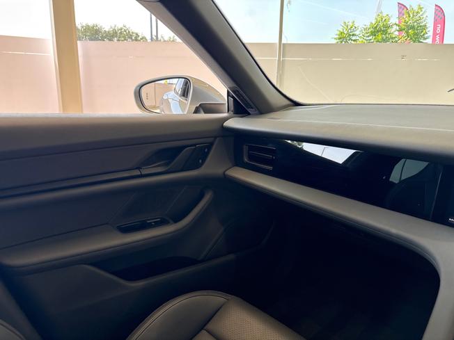 PORSCHE Taycan Photo 37
