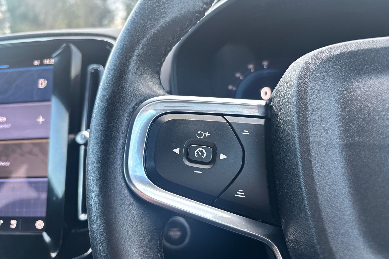 2025 Volvo XC40 2.0 B4 197PS Plus Dark Petrol Hybrid Auto in 11K - vehicle photo 17 for sale on PureCar