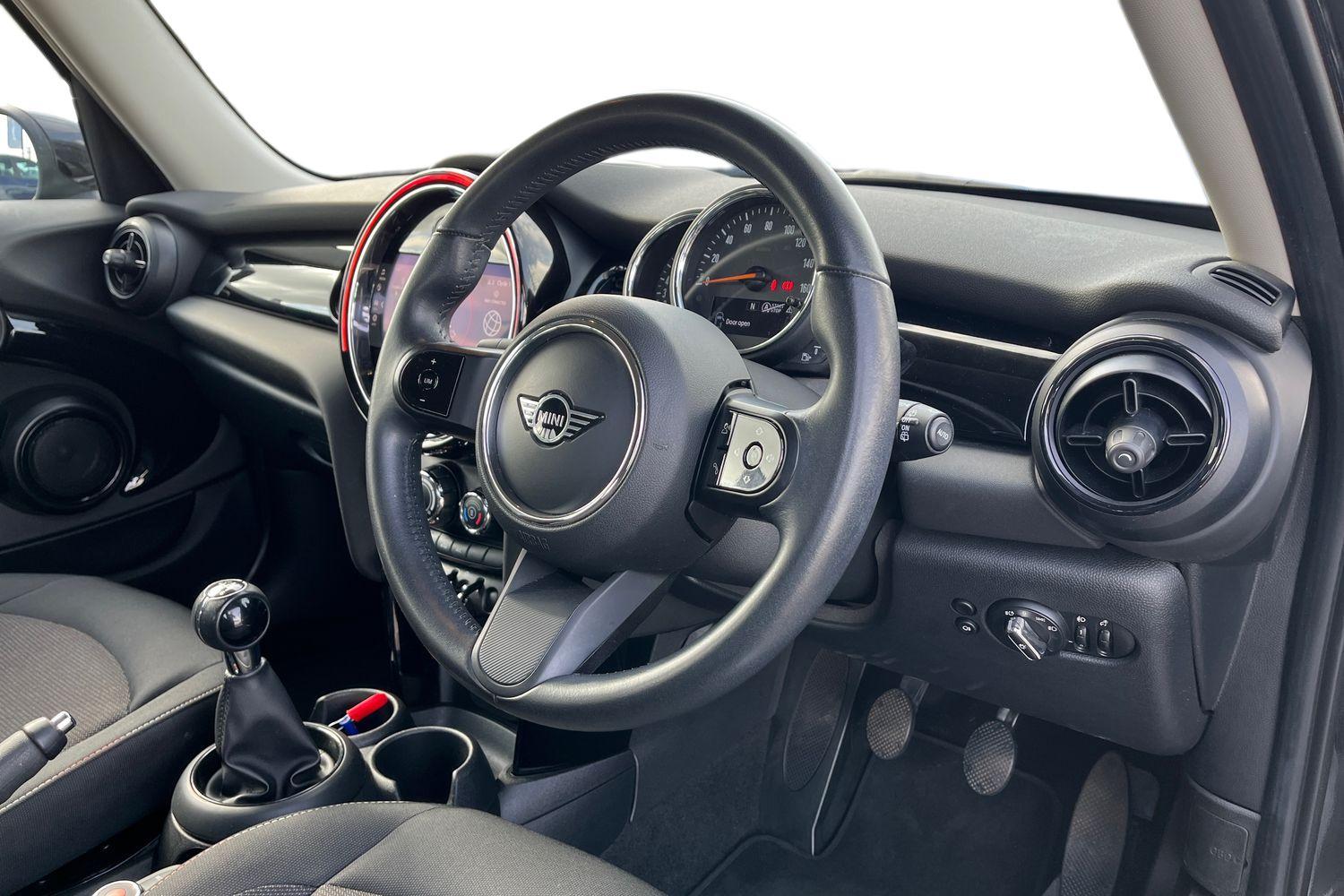 MINI Hatch Photo 8
