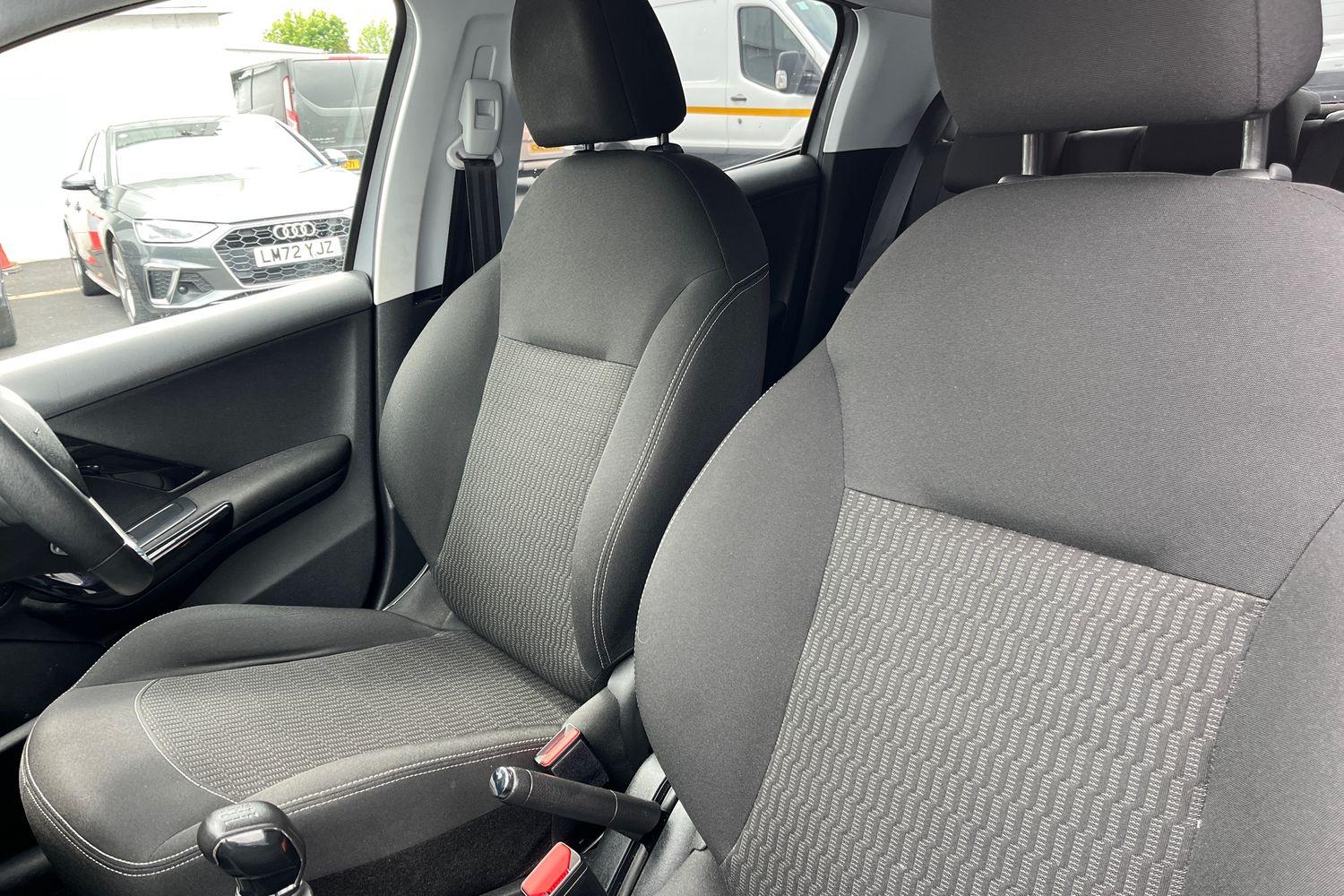 Peugeot 208 Photo 18