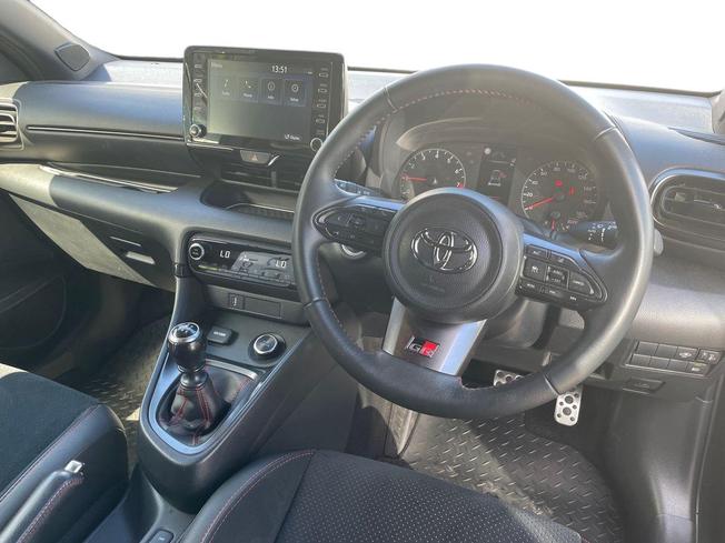 TOYOTA Yaris Photo 11