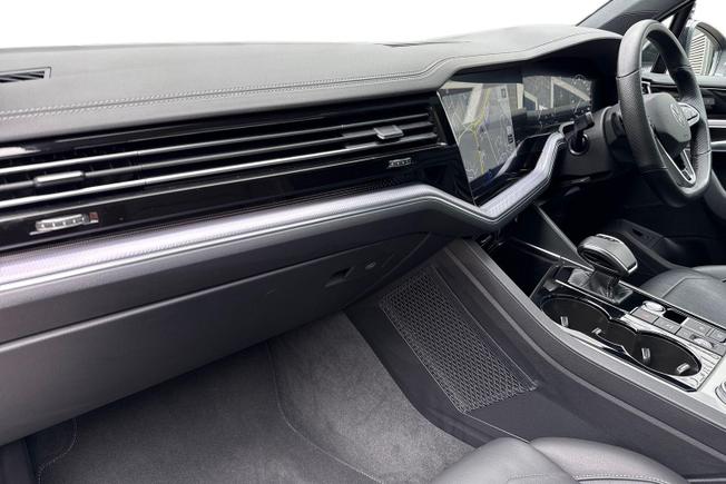 VOLKSWAGEN Touareg Photo 2