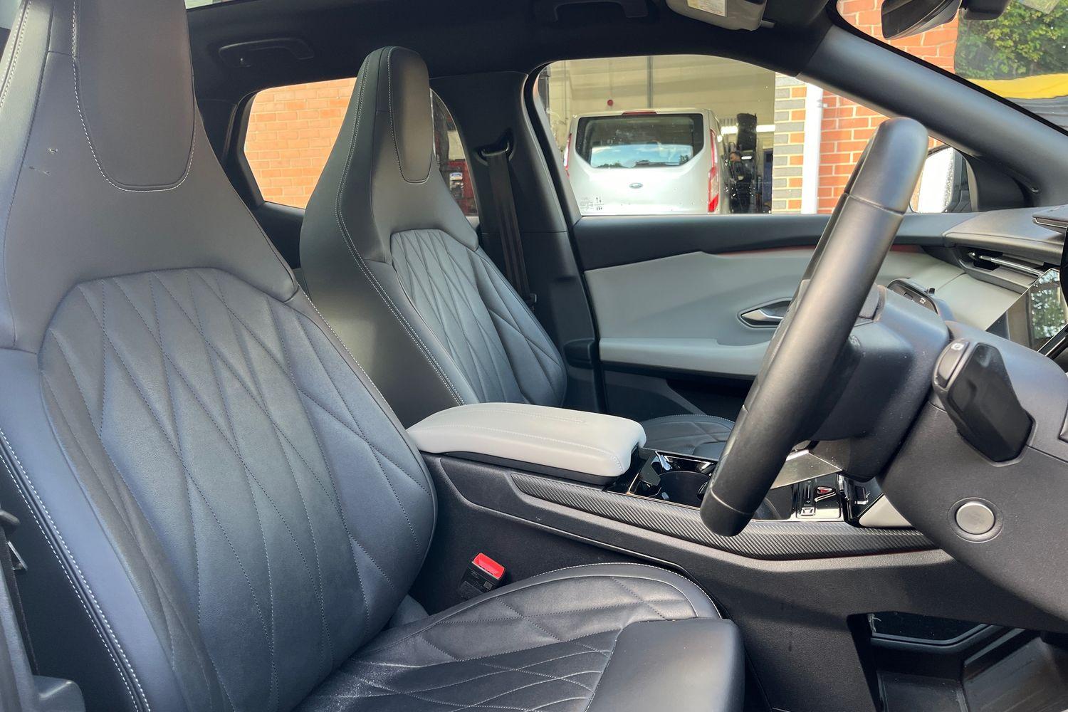 Ford Explorer Photo 16