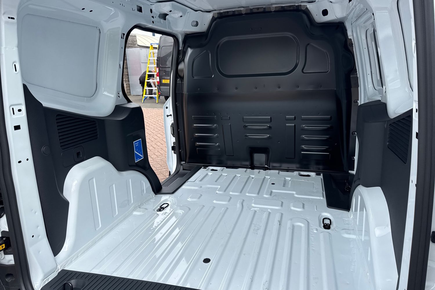 Ford E-TRANSIT COURIER Photo 23