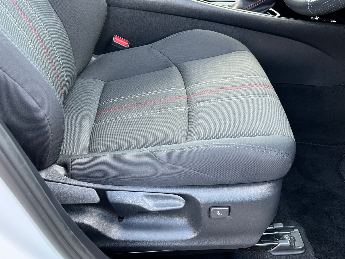 Toyota C-HR Photo 32