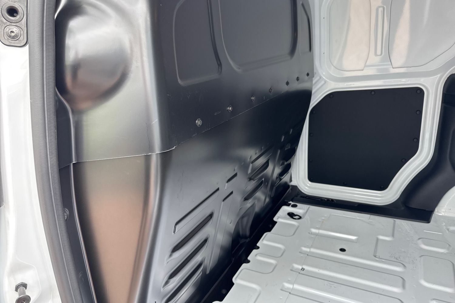 Ford E-TRANSIT COURIER Photo 17