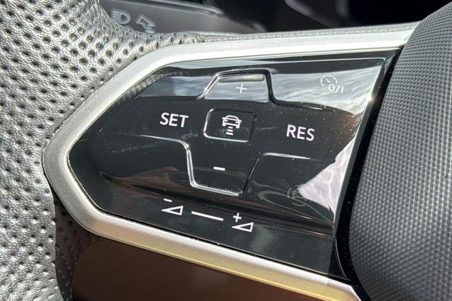 VOLKSWAGEN T-Roc Photo 16