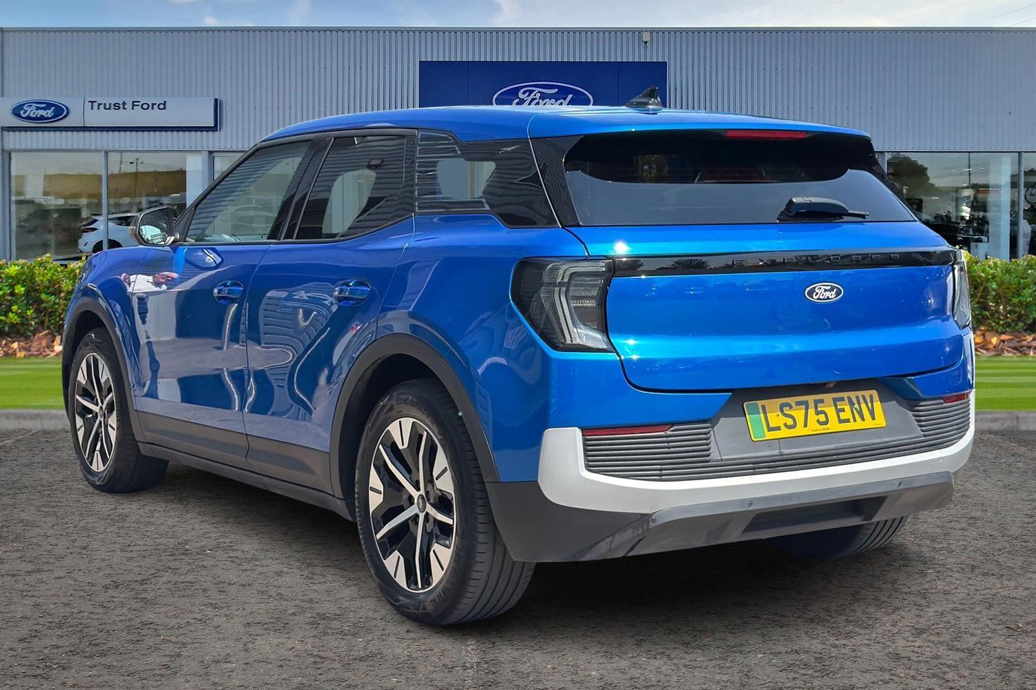 Ford Explorer Photo 1