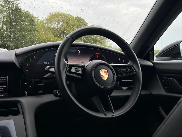 Porsche Taycan Photo autoimg-a4f0b06fa6a0e910d3e1b5fe2aea28507e13b4ff.jpg