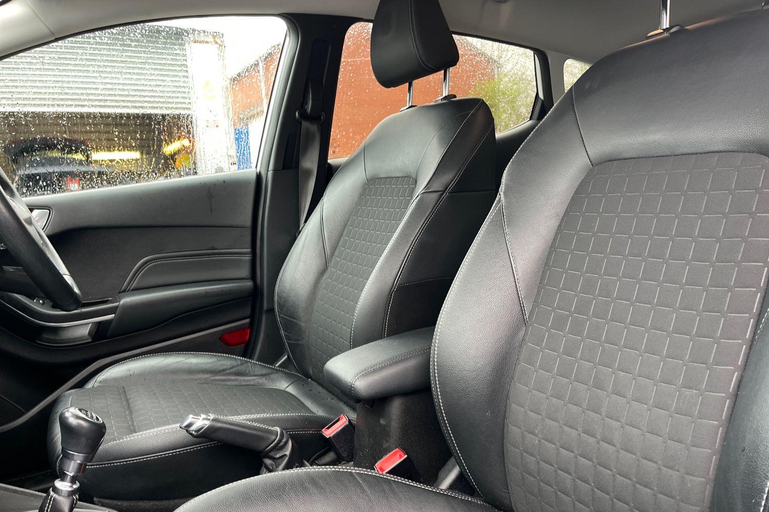 Ford FIESTA Photo 18