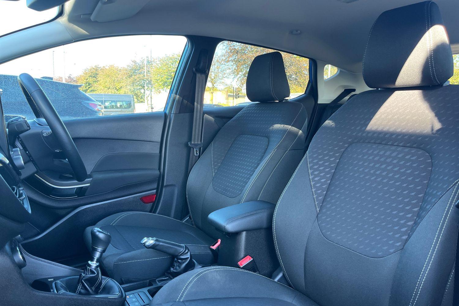 Ford FIESTA Photo 18