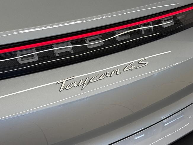 PORSCHE Taycan Photo 39