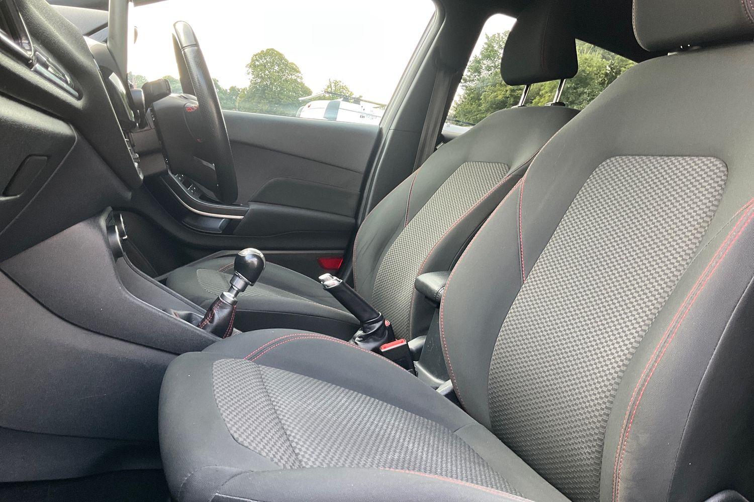 Ford FIESTA Photo 18