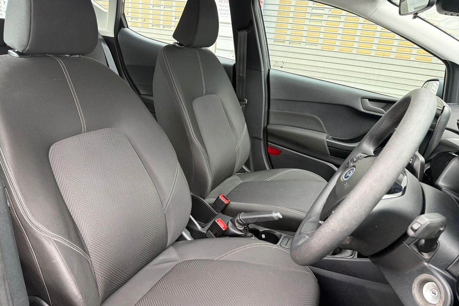 Ford FIESTA Photo 16