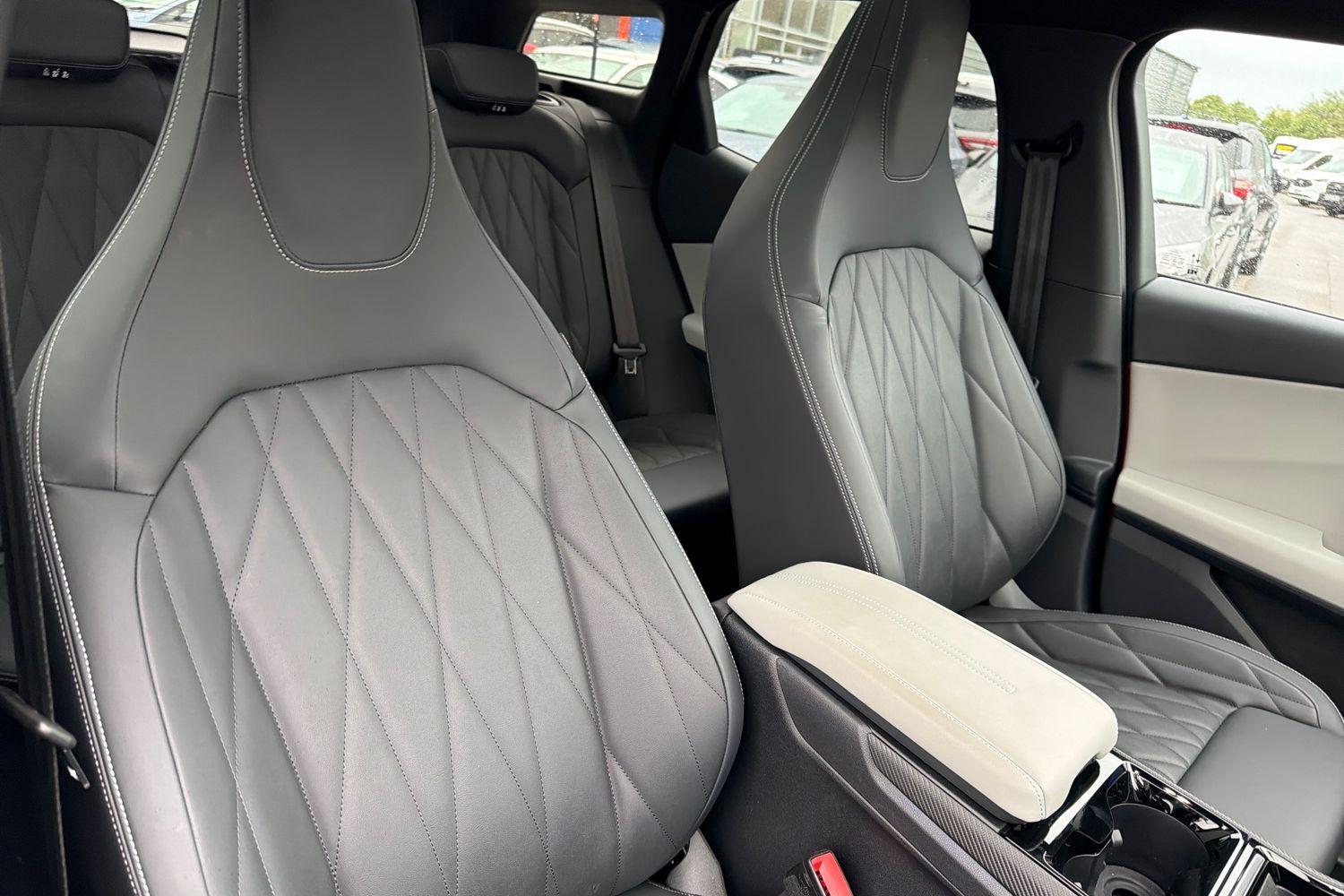 Ford EXPLORER Photo 16