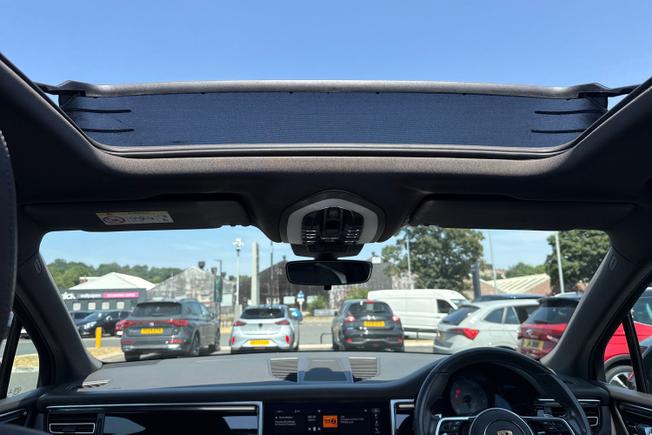 PORSCHE Macan Photo 32