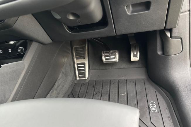 AUDI S6 E-Tron Avant Photo 25
