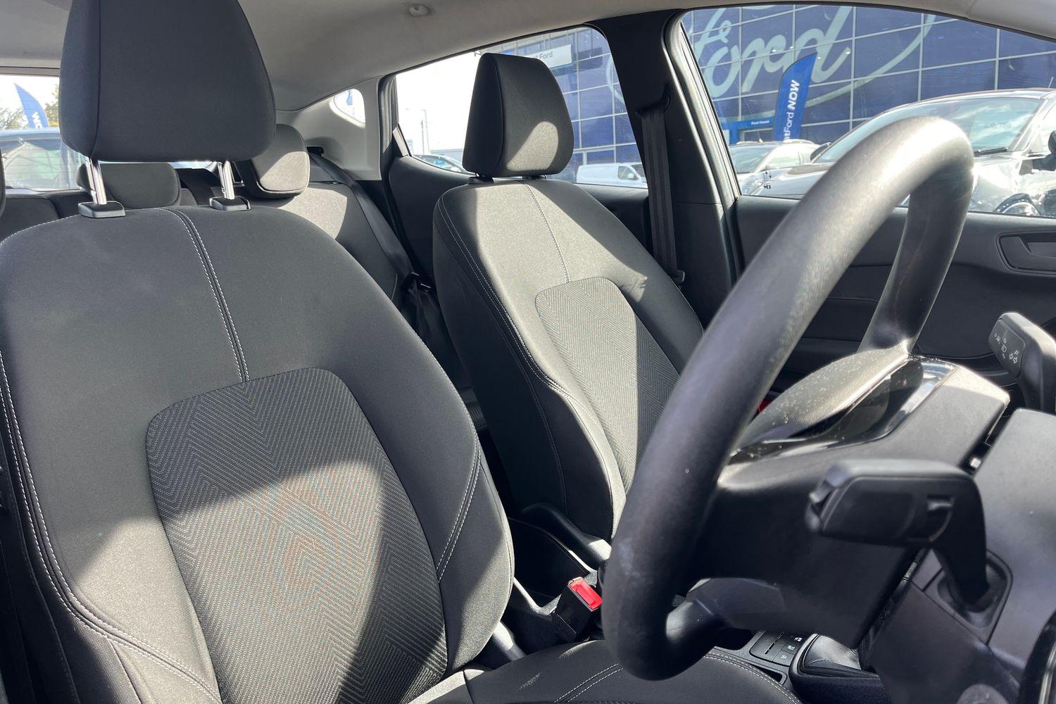 Ford FIESTA Photo 16