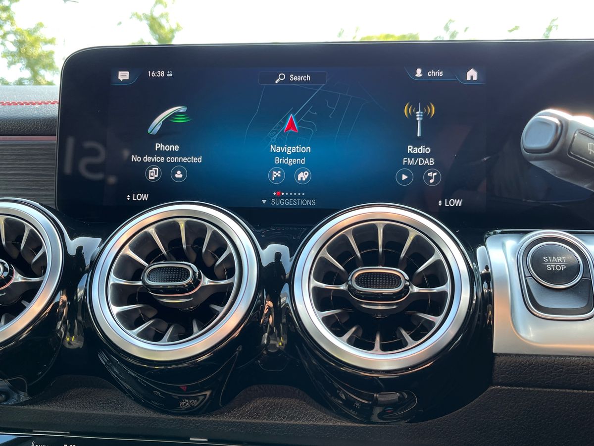 Mercedes-Benz EQB Photo 39