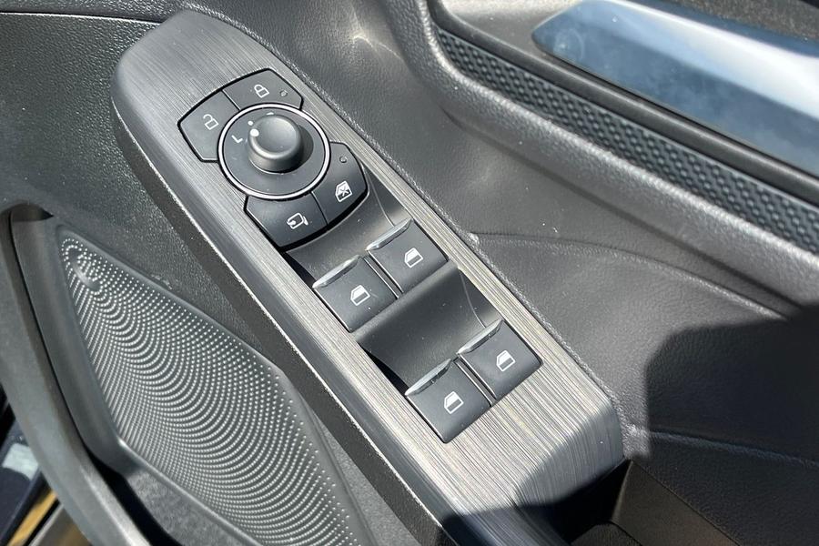 Ford Kuga Photo autoimg-a5d31f26fb2e73d321eb726c4e6a45d04d3580dd.jpg