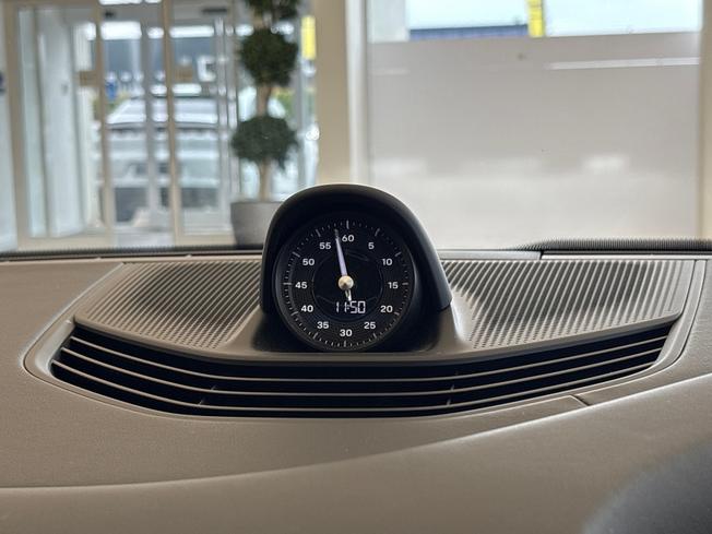 Porsche Taycan Photo 18