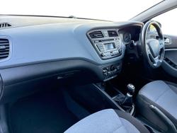 HYUNDAI i20 Photo 2