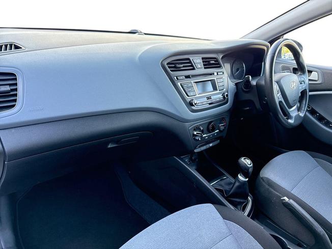 HYUNDAI i20 Photo 2