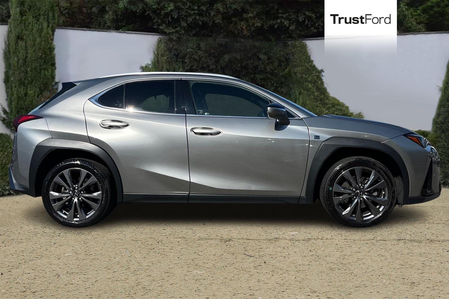 Lexus UX Photo 2