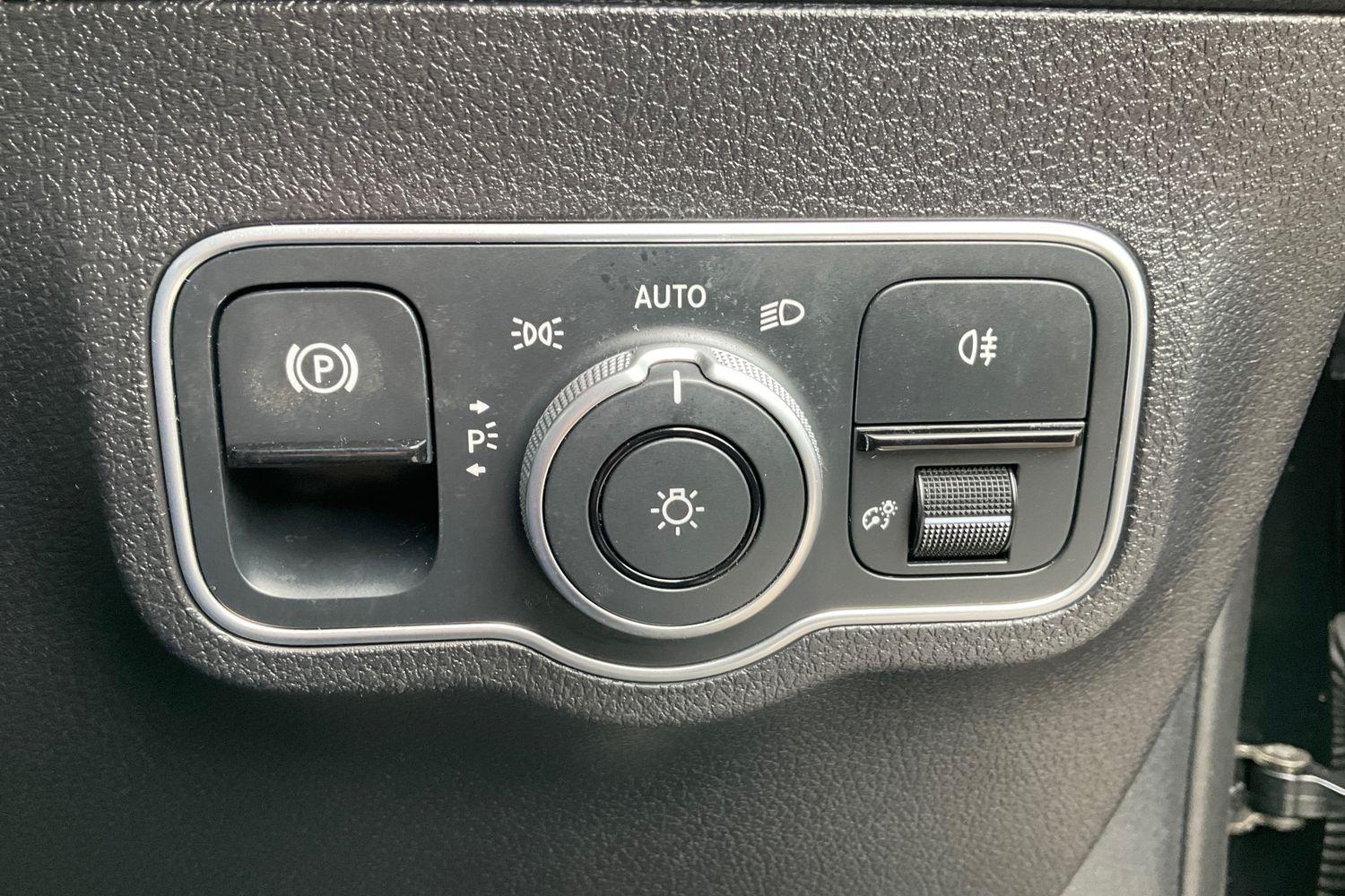 Mercedes-Benz GLB Photo 35