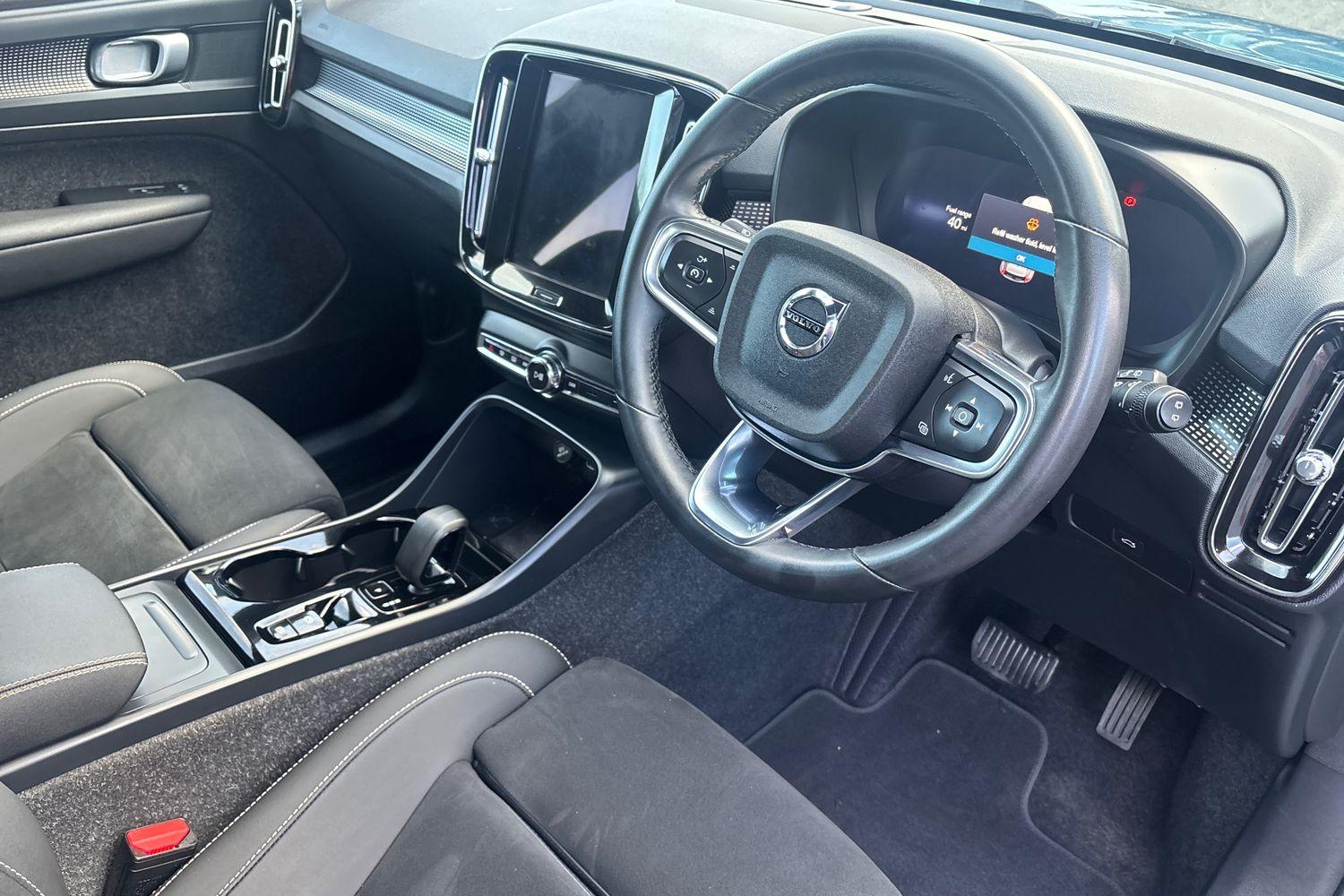 2025 Volvo XC40 2.0 B4 197PS Plus Dark Petrol Hybrid Auto in 11K - vehicle photo 9 for sale on PureCar