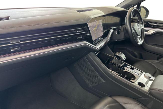 VOLKSWAGEN Touareg Photo 2