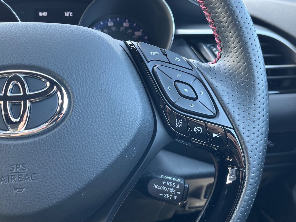 Toyota C-HR Photo 16