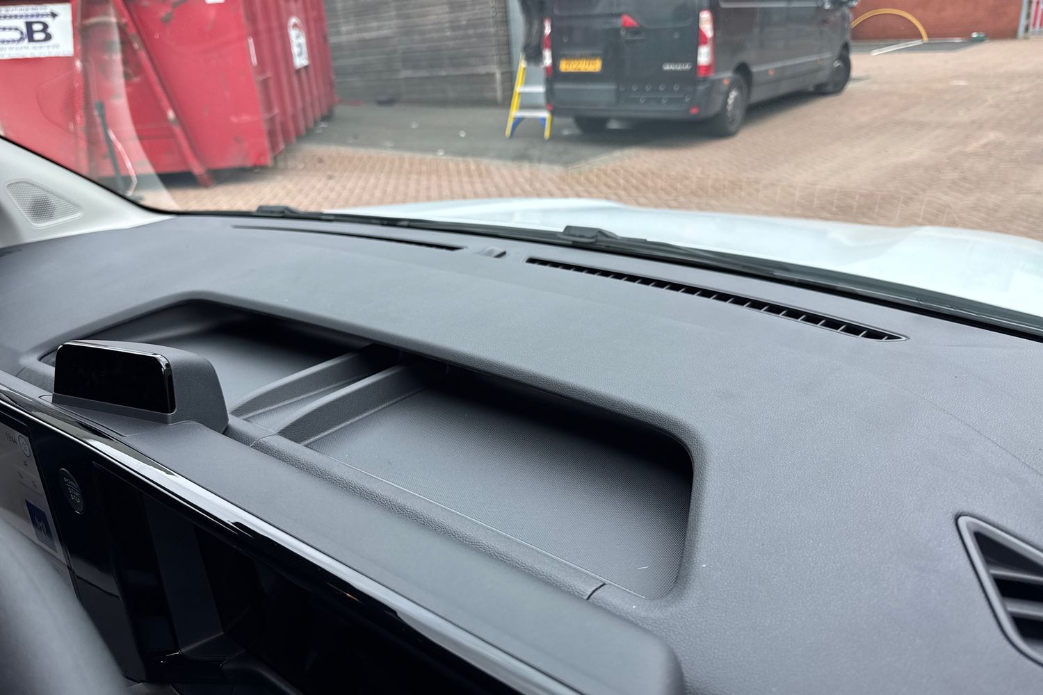 Ford E-TRANSIT COURIER Photo 25
