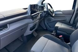 VOLKSWAGEN Transporter Shuttle Photo 2
