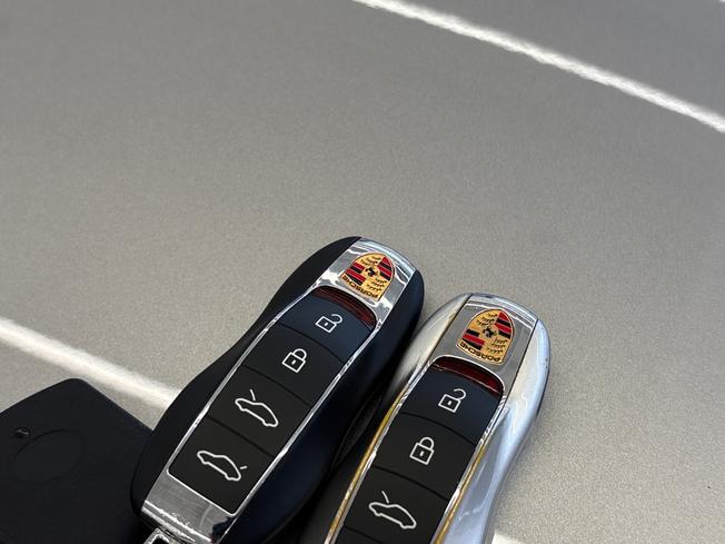 PORSCHE 718 Cayman Photo 47