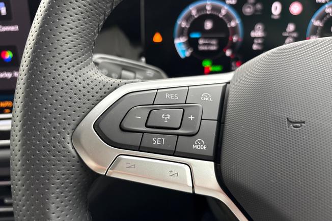 VOLKSWAGEN Tiguan Photo 16