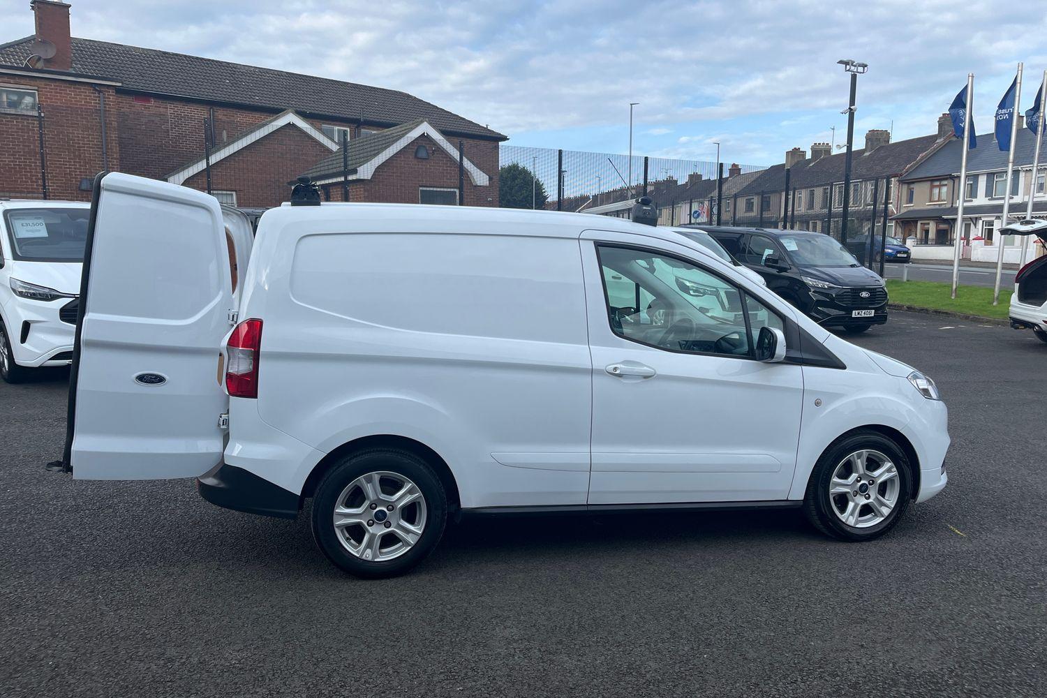Ford TRANSIT COURIER Photo 6