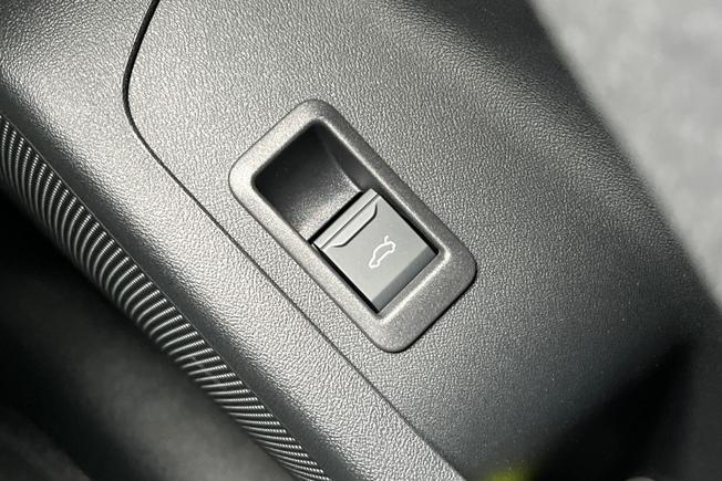 Audi  Q6 SUV Photo 37
