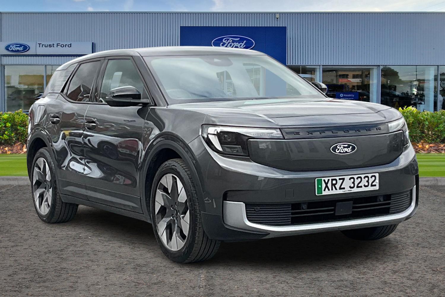 Ford Explorer Photo 0
