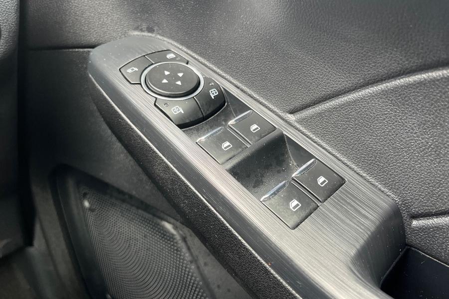 Ford KUGA Photo autoimg-a82084b4a3f59a1c91afade6f3f0511831718380.jpg