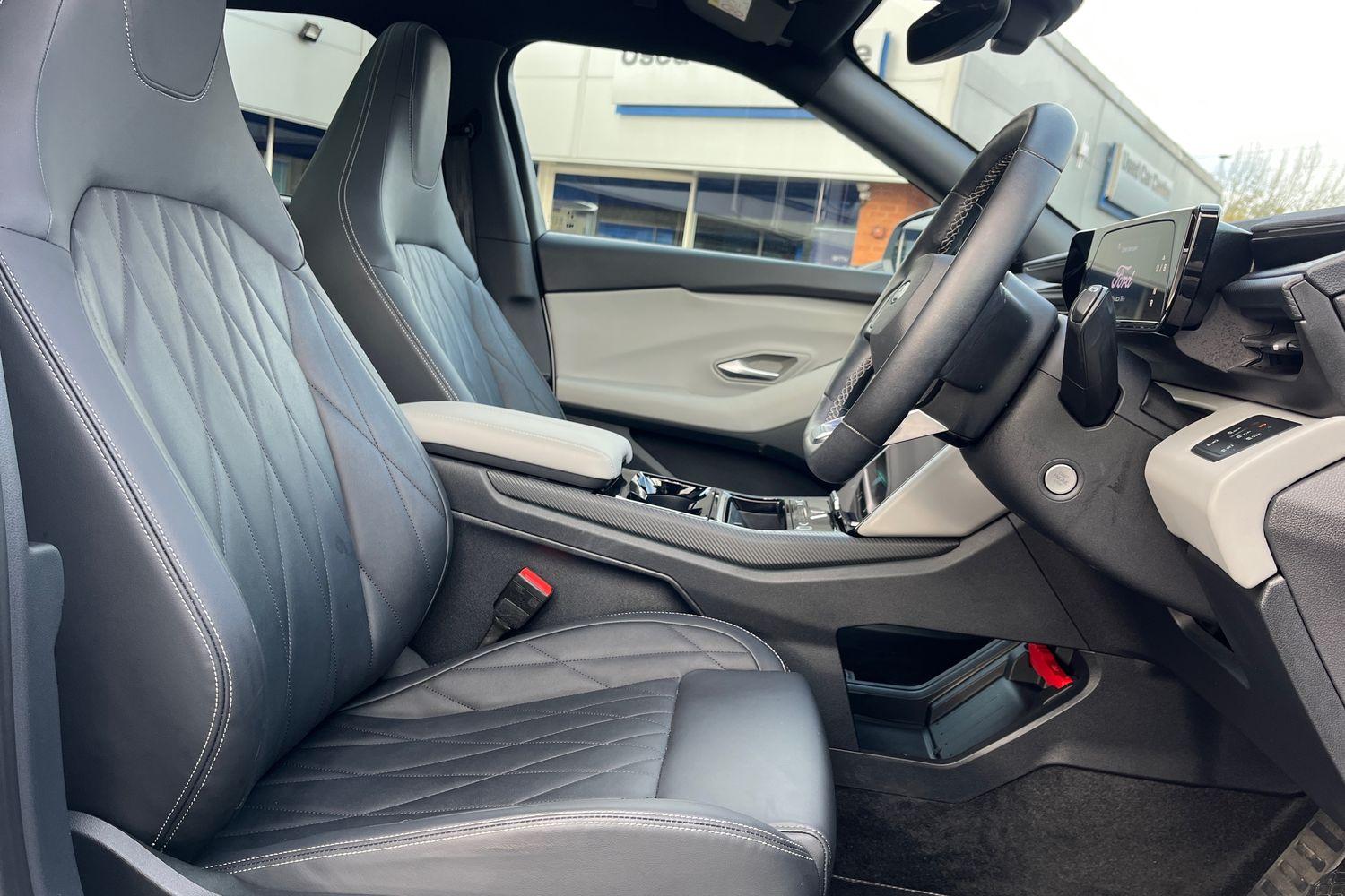 Ford Explorer Photo 16