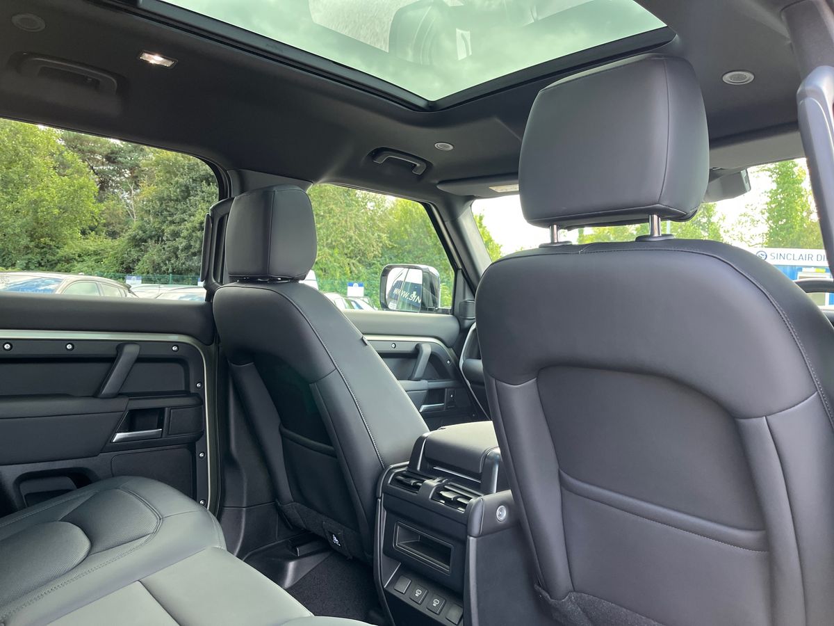 Land Rover Defender 110 Photo 26