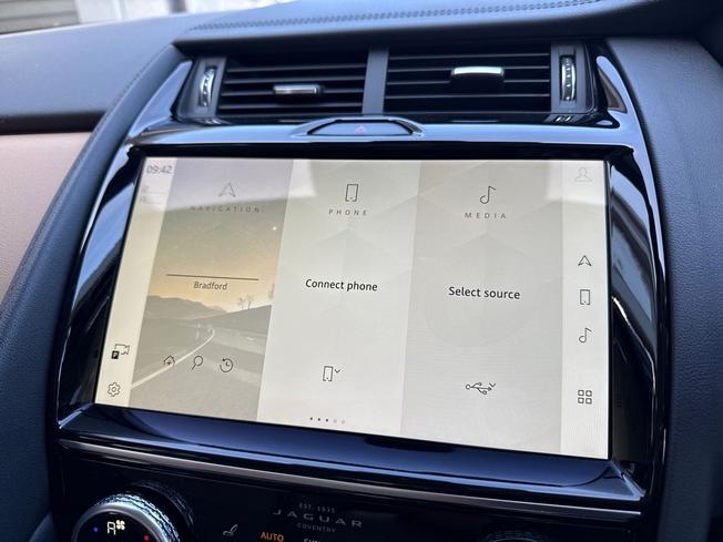 JAGUAR E-Pace Photo 13