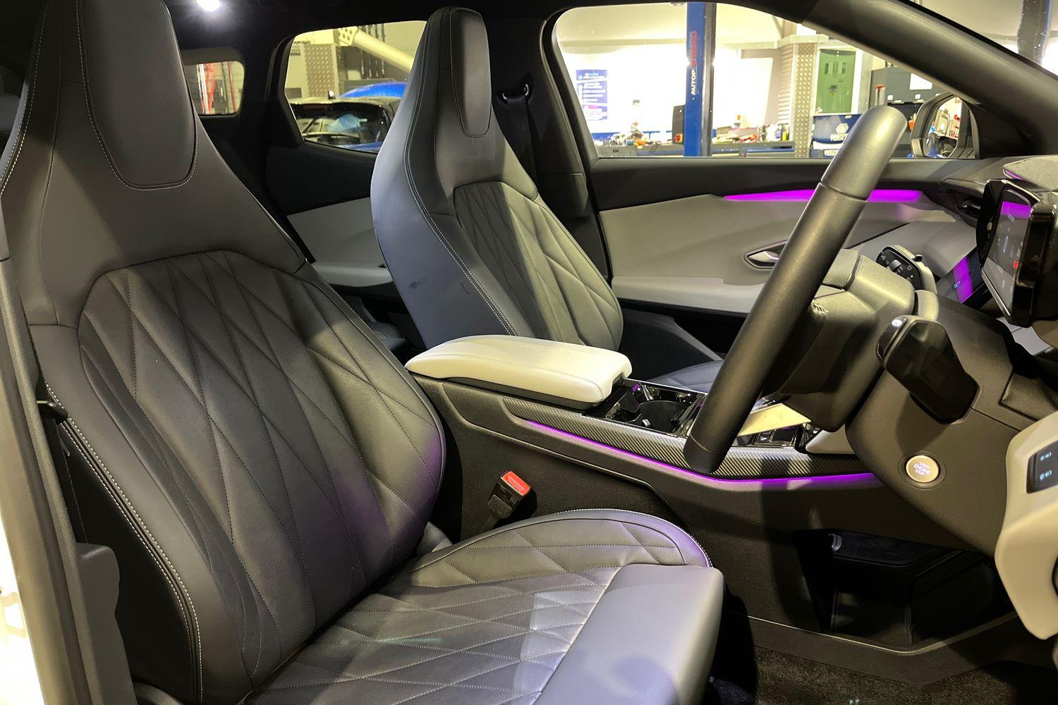 Ford EXPLORER Photo 16