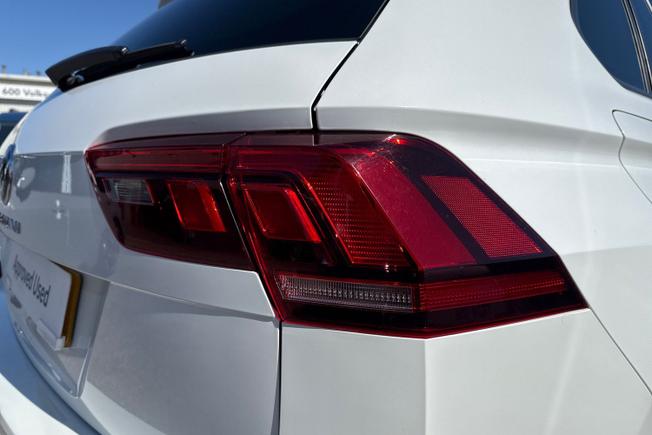 VOLKSWAGEN Tiguan Photo 18