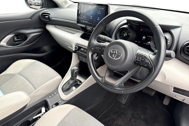 TOYOTA Yaris Photo 6