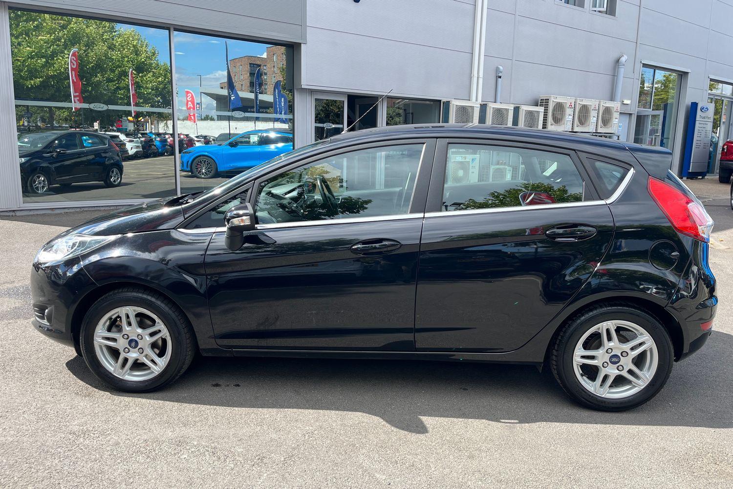 Ford FIESTA Photo 32