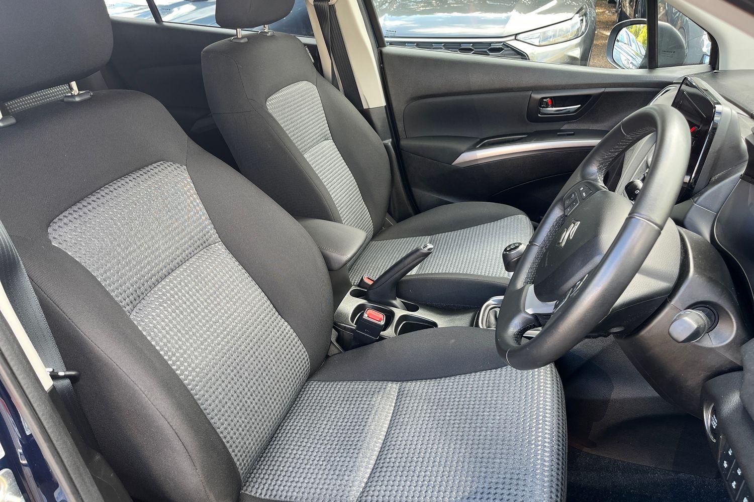 Suzuki S-CROSS Photo 16