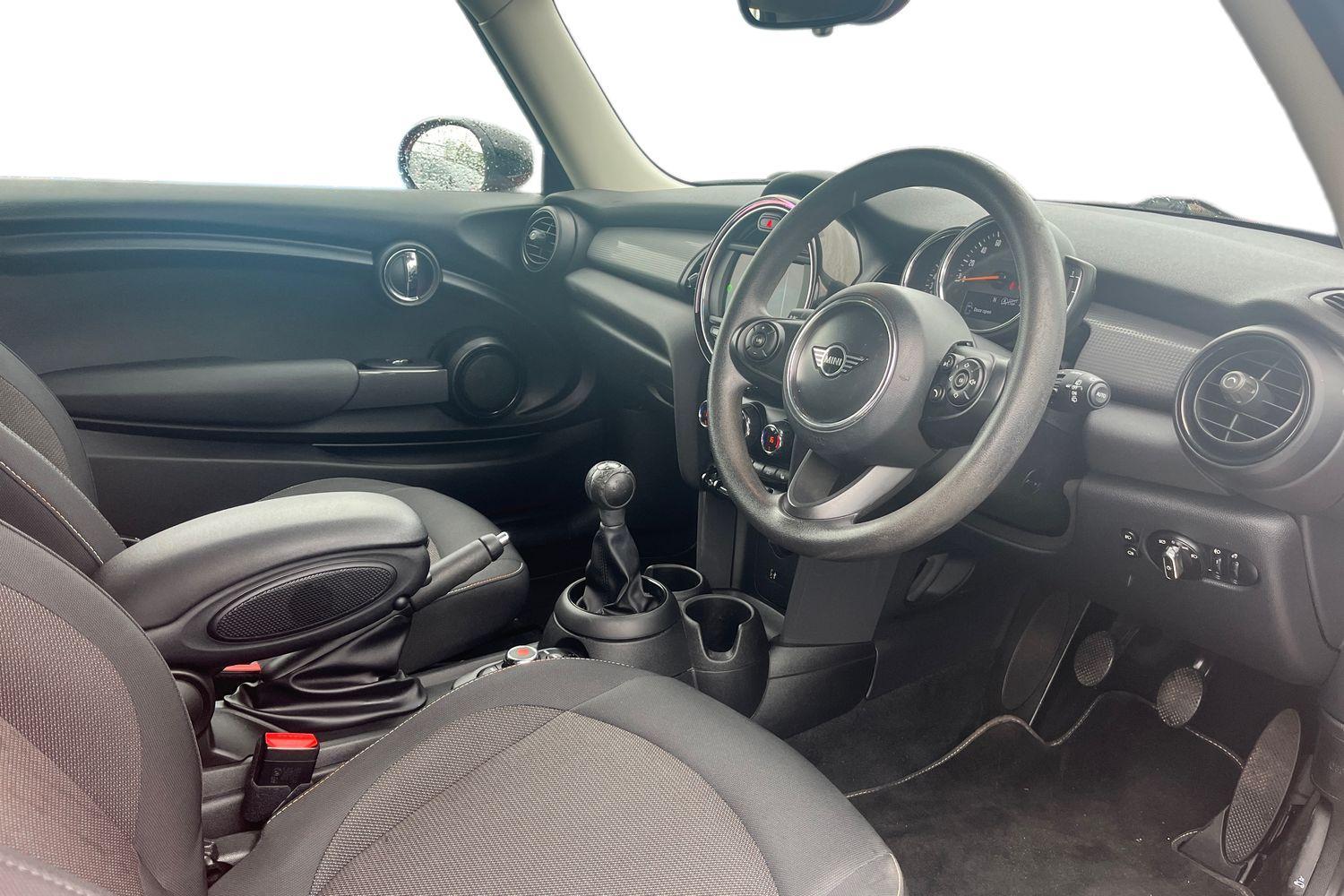 MINI HATCHBACK Photo 8